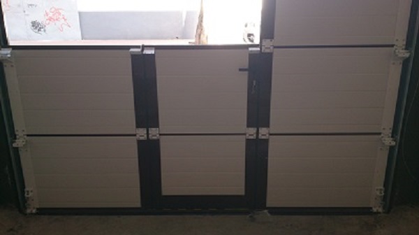 Puerta seccional con paso de peatones | Puertas automáticas Servidoors